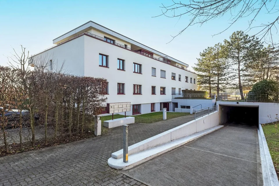 Einstellhallen- und Aussenabstellplatz in Reinach zu vermieten