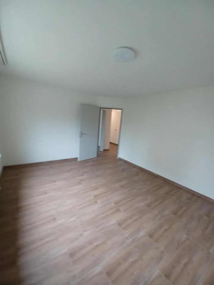 HELLE UND SONNIGE 4-ZIMMERWOHNUNG MIT GROSSEM UND GEDECKTEM BALKON