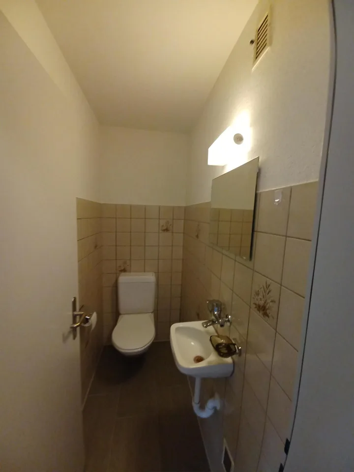 HELLE UND SONNIGE 4-ZIMMERWOHNUNG MIT GROSSEM UND GEDECKTEM BALKON
