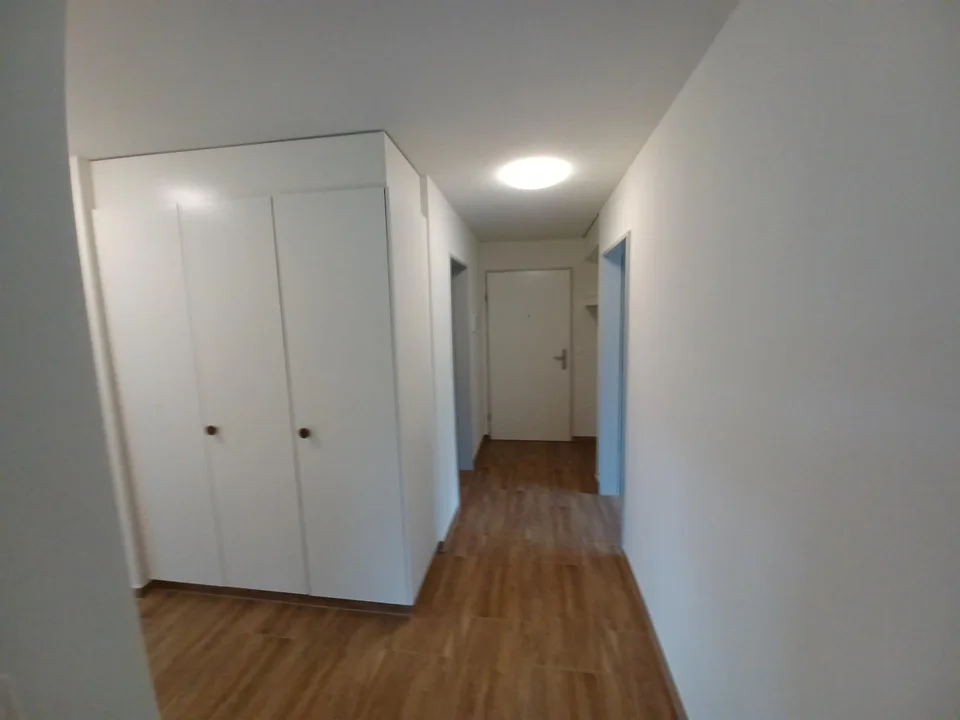 HELLE UND SONNIGE 4-ZIMMERWOHNUNG MIT GROSSEM UND GEDECKTEM BALKON