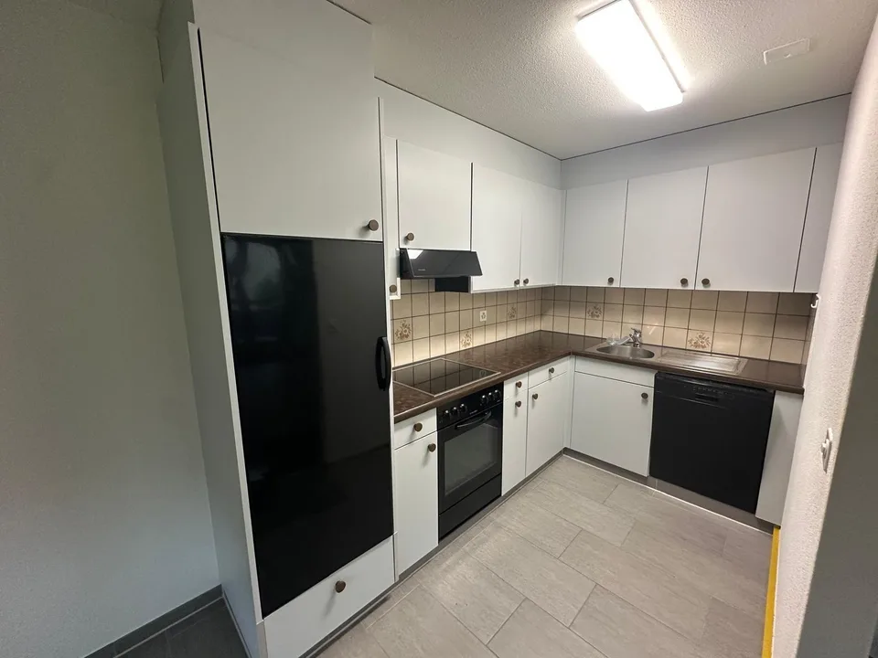 HELLE UND SONNIGE 4-ZIMMERWOHNUNG MIT GROSSEM UND GEDECKTEM BALKON