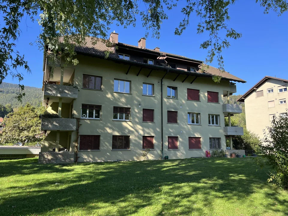 HELLE UND SONNIGE 4-ZIMMERWOHNUNG MIT GROSSEM UND GEDECKTEM BALKON
