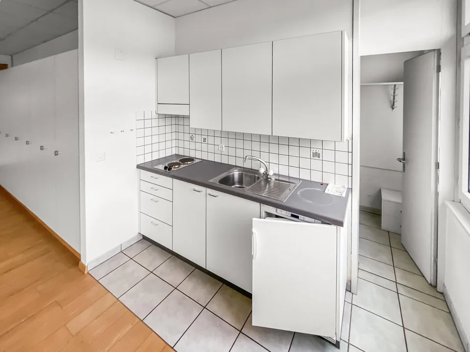55m2 Kleinbüro mit Küche und Dusche - nähe Tägipark Wettingen