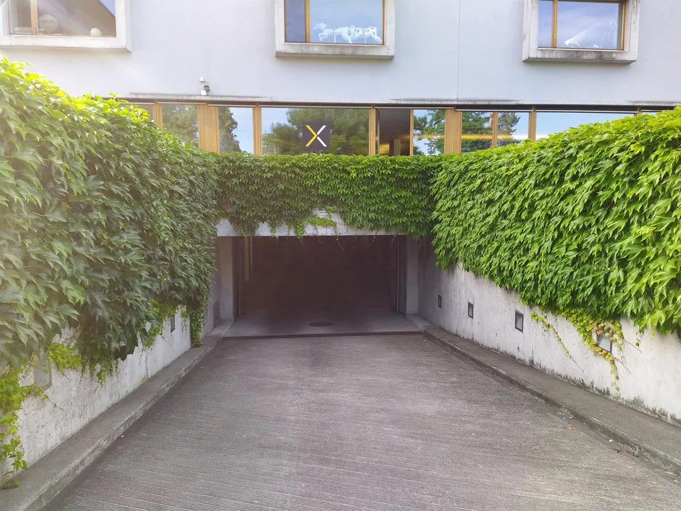 Motorradplatz in moderner Einstellhalle