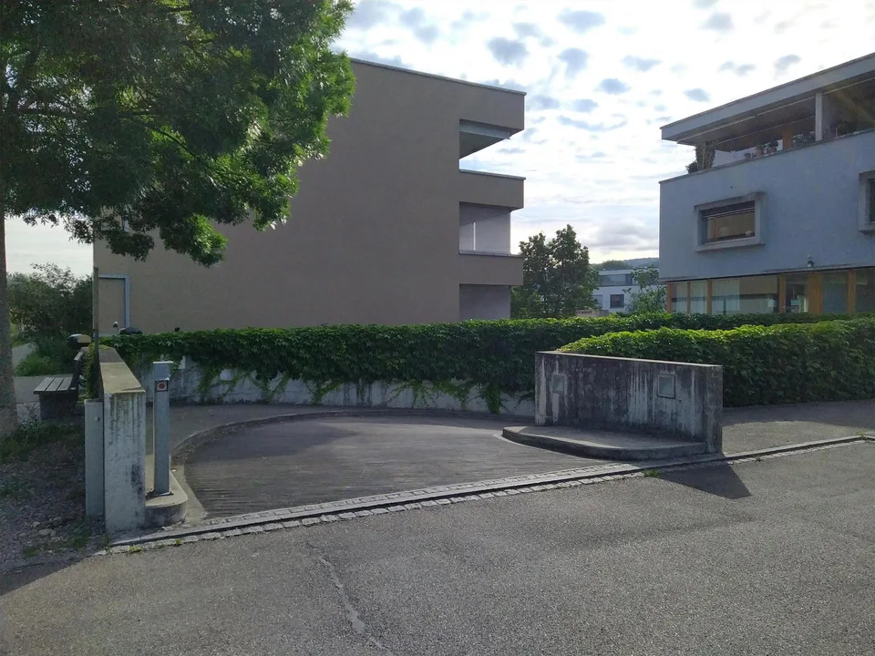 Motorradplatz in moderner Einstellhalle