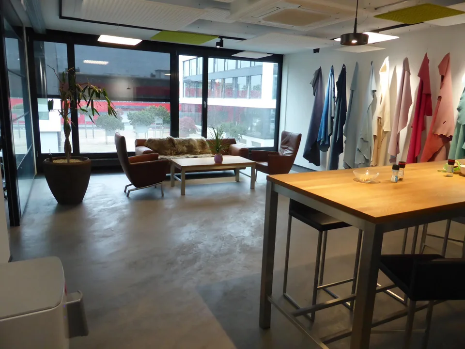 Büroräumlichkeiten 254m2, Archivraum 54m2 und 10 Parkplätzen – Foto 9 von 13