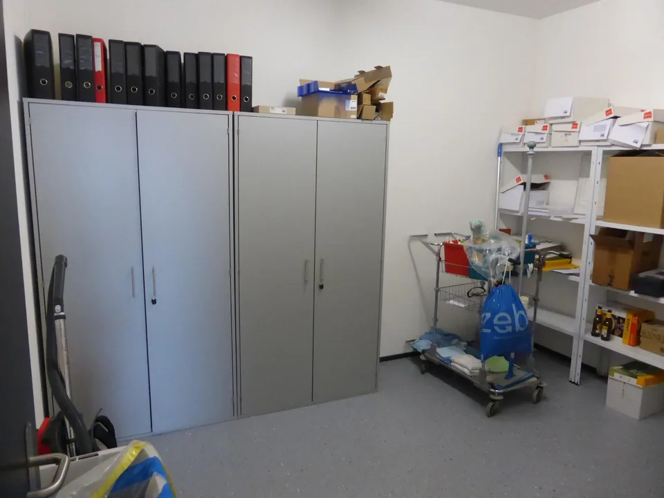 Büroräumlichkeiten 254m2, Archivraum 54m2 und 10 Parkplätzen – Foto 10 von 13
