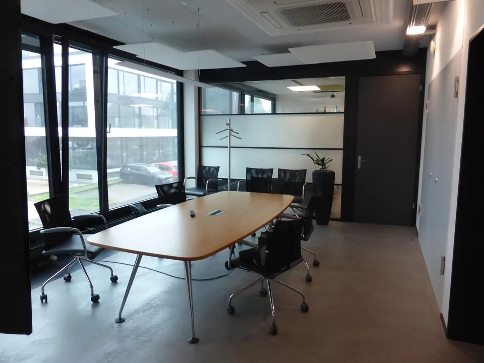 Büroräumlichkeiten 254m2, Archivraum 54m2 und 10 Parkplätzen