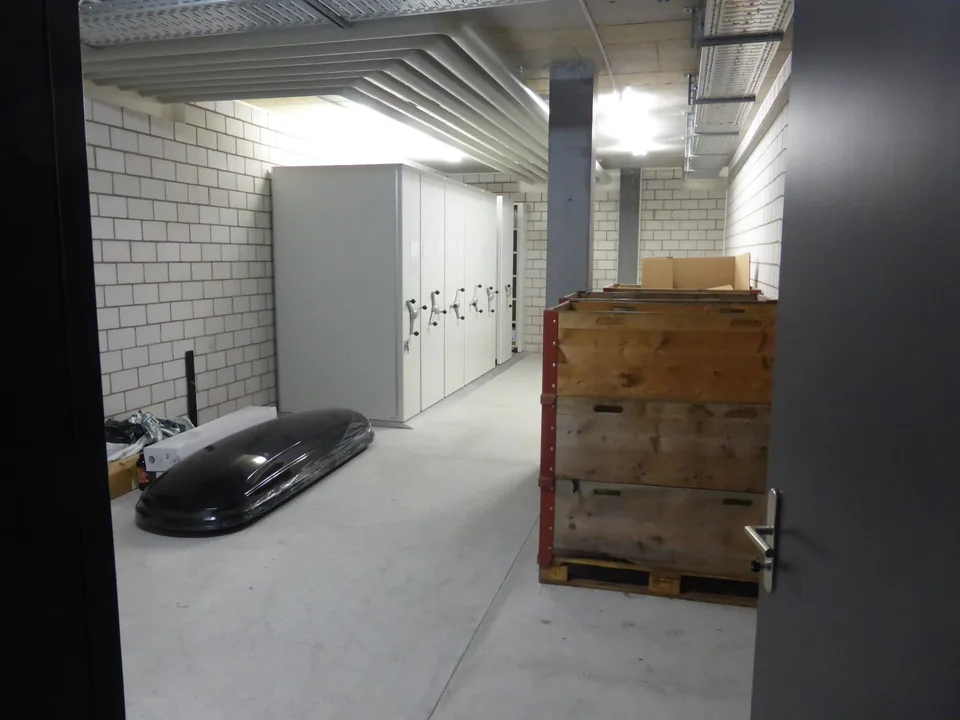 Büroräumlichkeiten 254m2, Archivraum 54m2 und 10 Parkplätzen – Foto 11 von 13