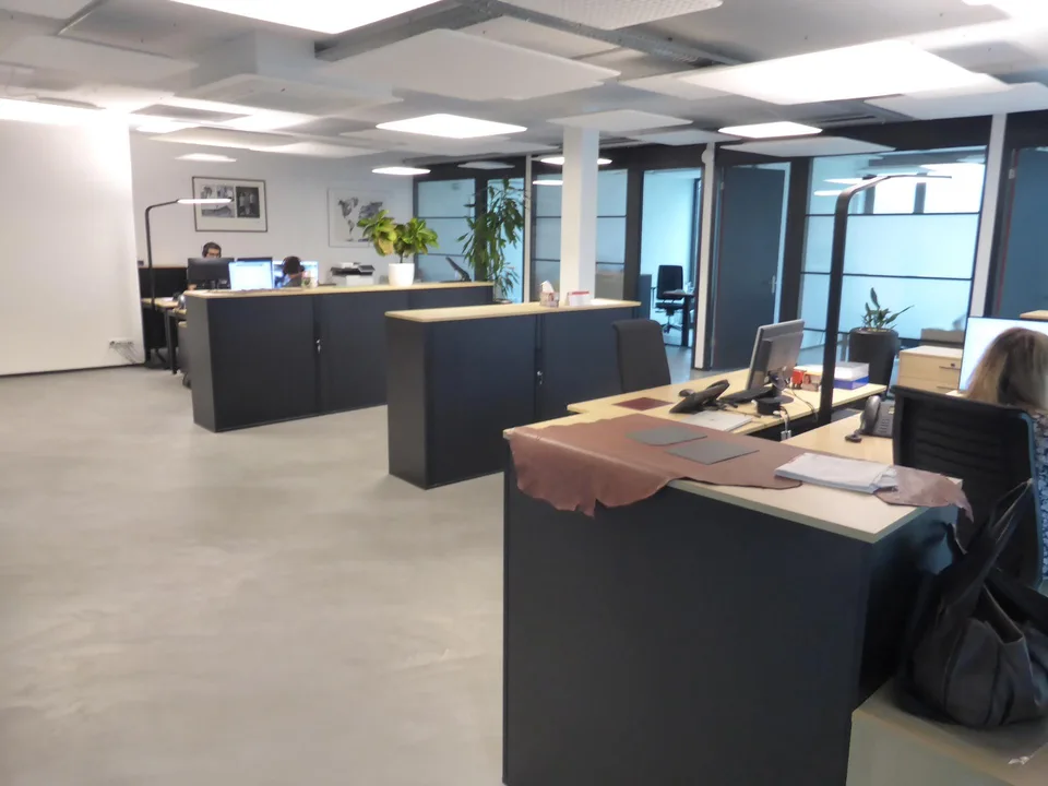 Büroräumlichkeiten 254m2, Archivraum 54m2 und 10 Parkplätzen