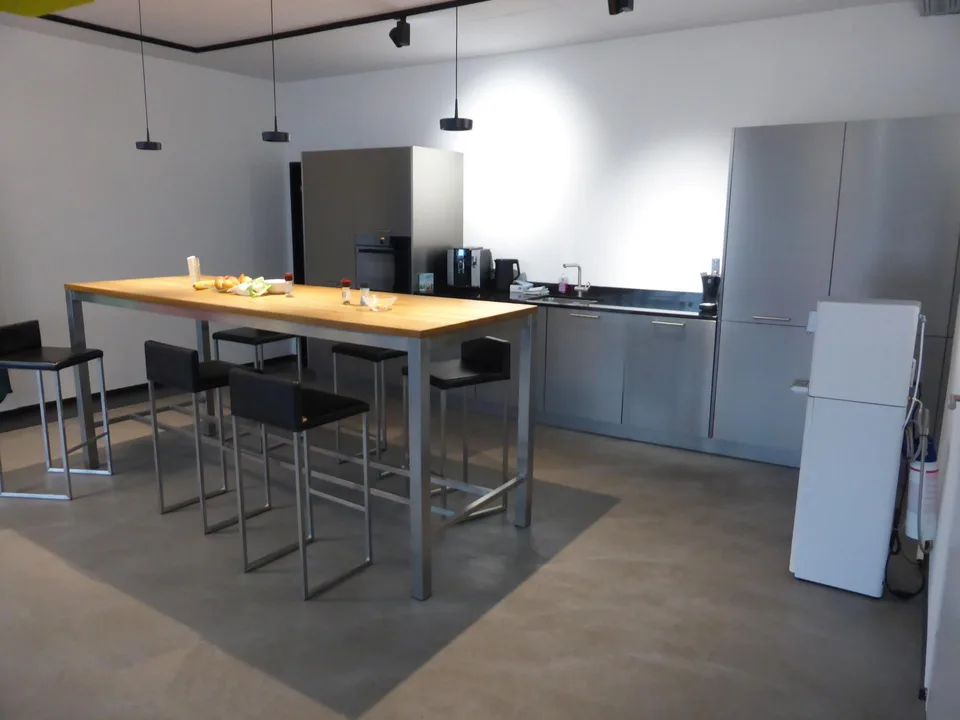 Büroräumlichkeiten 254m2, Archivraum 54m2 und 10 Parkplätzen – Foto 8 von 13