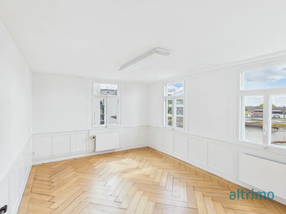 helle und gemütliche Altbau 4.5 Zimmer-Wohnung im 2. OG