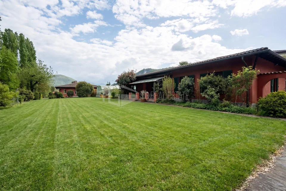 CASA DI 5.5 LOCALI CON GIARDINO, PISCINA E DEPENDANCE