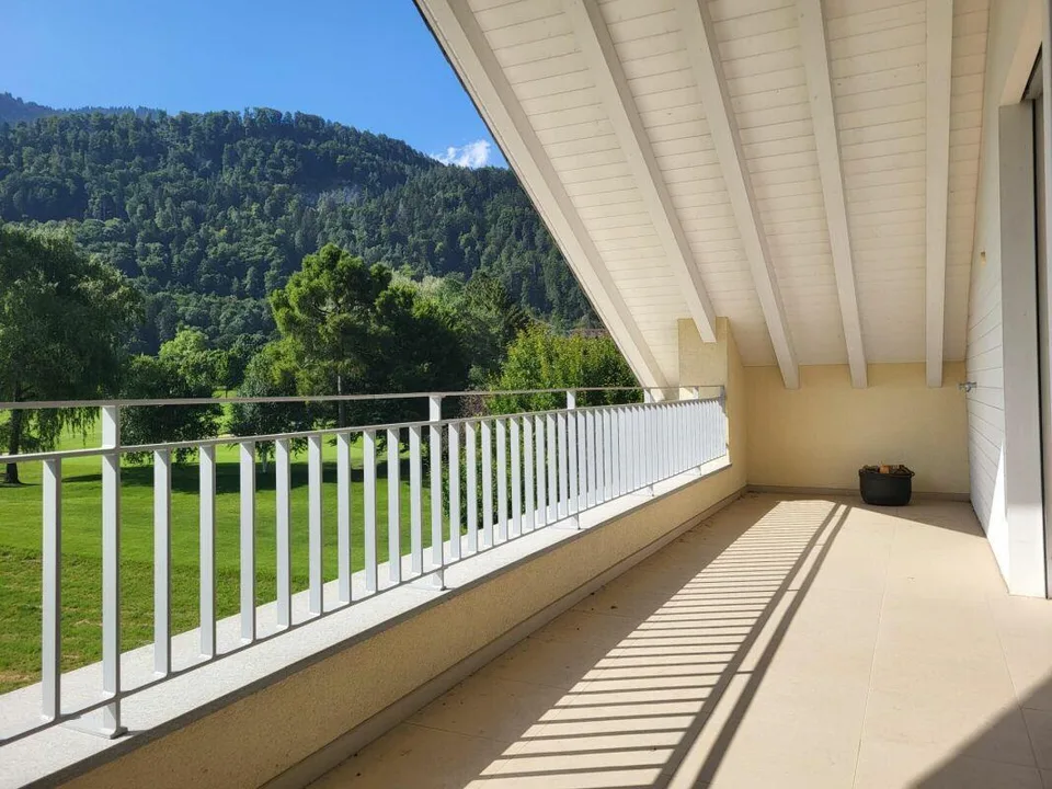 Hochwertige Dachwohnung mit Aussicht auf den Golfplatz