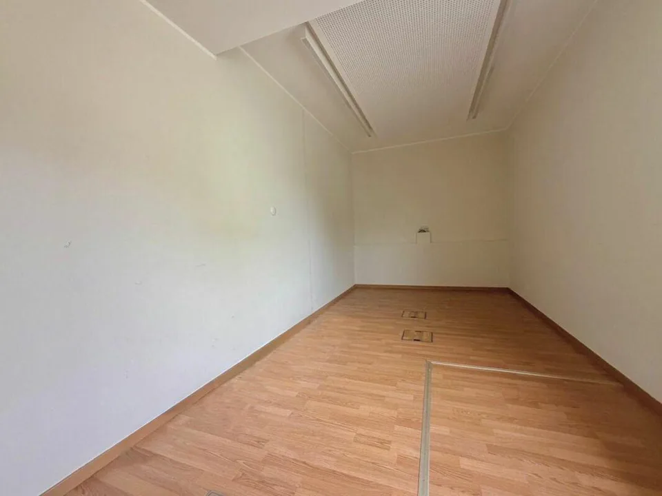 LUGANO · UFFICIO MODERNO CON CUCINA E BAGNO DISABILI · DISPONIBILE ... – foto 9 di 12