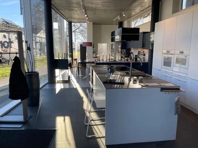 Ausstellungs-/ Büroräumlichkeiten zu vermieten beim M-Parc
