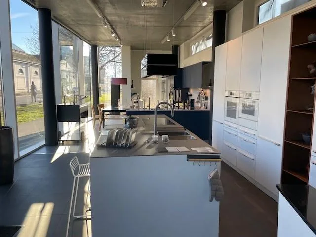 Ausstellungs-/ Büroräumlichkeiten zu vermieten beim M-Parc