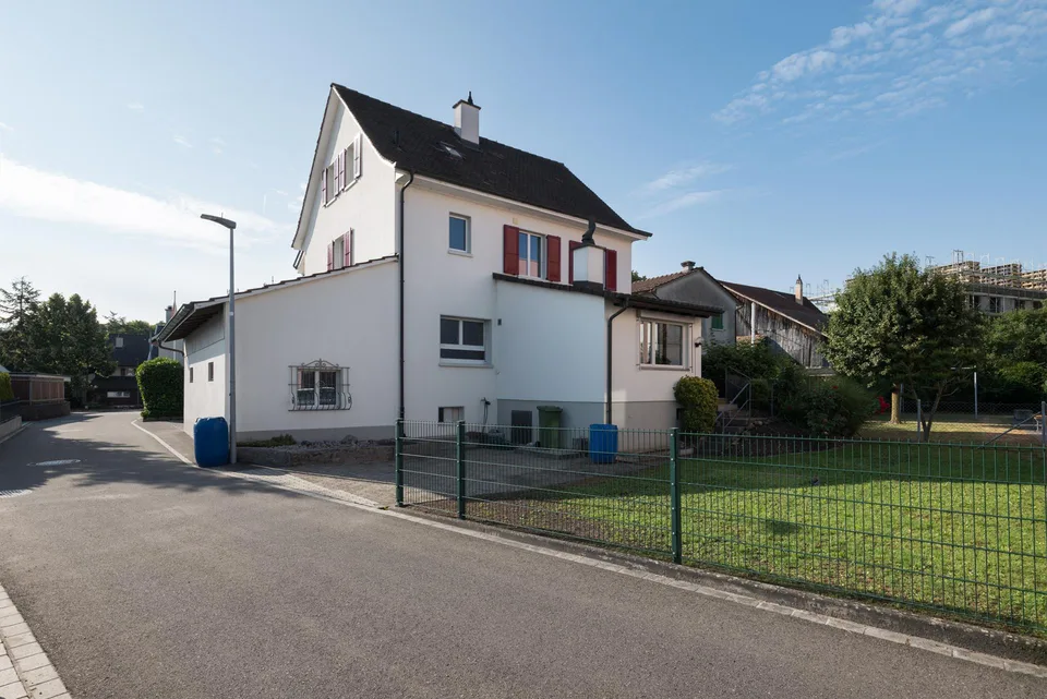 5-Zimmer-Einfamilienhaus 180 m2 im Dorfkern Therwil nähe ÖV