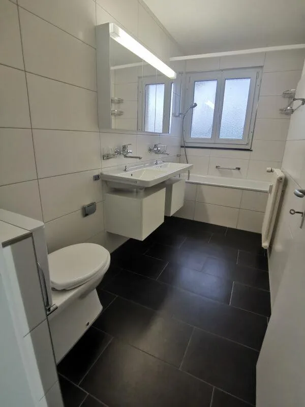 Grossartige 4 Zimmer Familienwohnung in der Einkaufsstrasse in Amri...