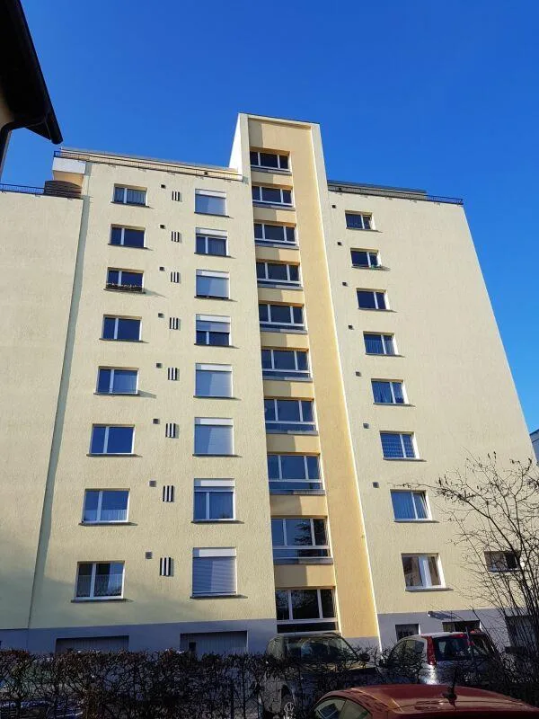 Grossartige 4 Zimmer Familienwohnung in der Einkaufsstrasse in Amri...