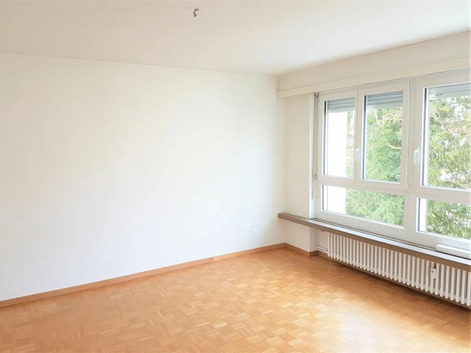 Grossartige 4 Zimmer Familienwohnung in der Einkaufsstrasse in Amri...