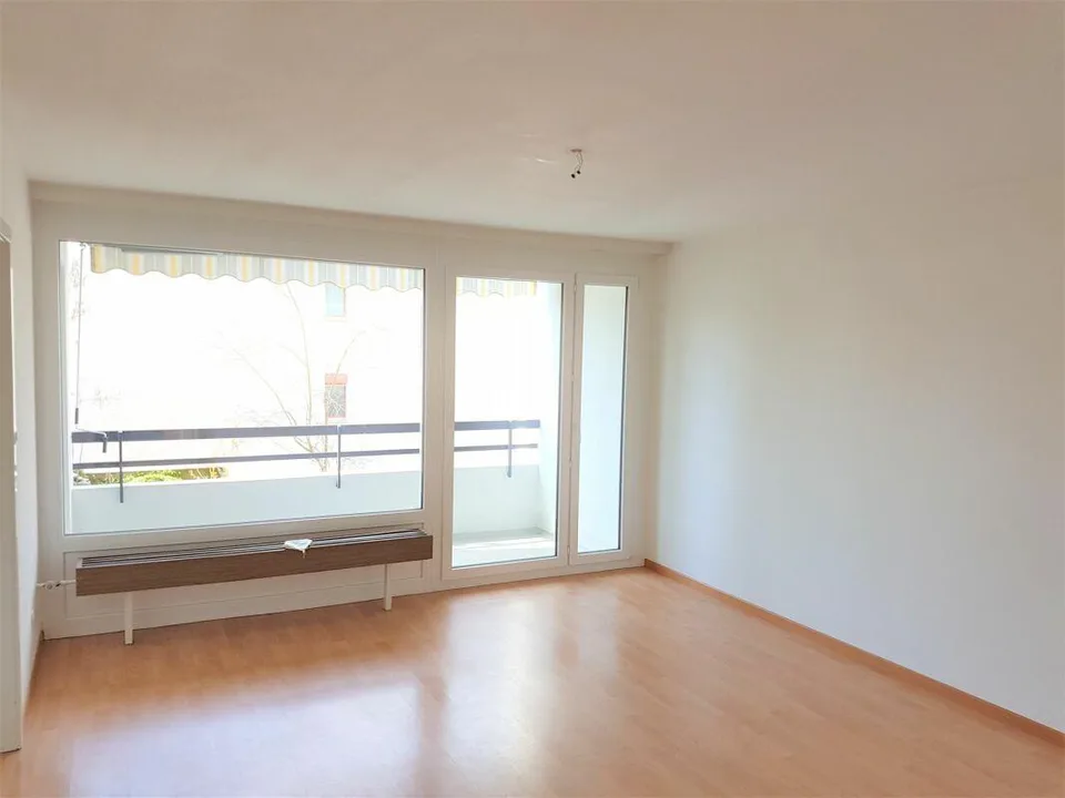 Grossartige 4 Zimmer Familienwohnung in der Einkaufsstrasse in Amri...