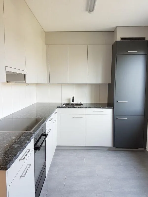 Grossartige 4 Zimmer Familienwohnung in der Einkaufsstrasse in Amri...