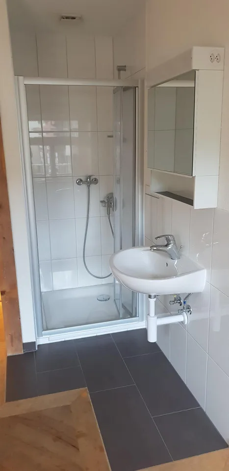 Teilmöbeliertes Zimmer in Wohnung zu vermieten