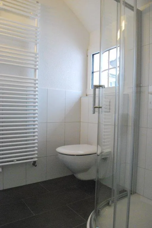 Teilmöbeliertes Zimmer in Wohnung zu vermieten