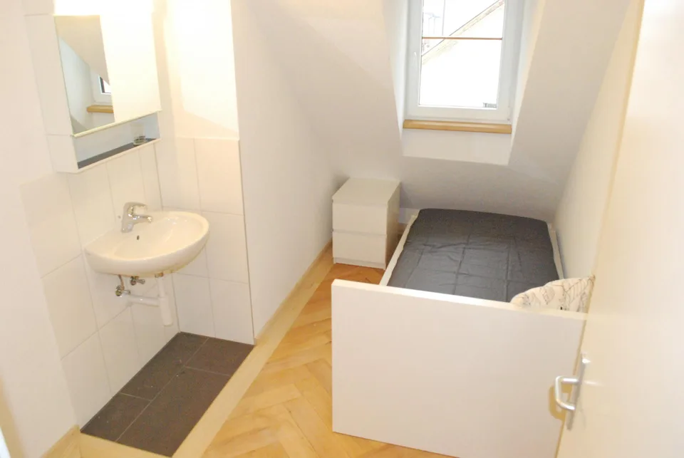 Teilmöbeliertes Zimmer in Wohnung zu vermieten