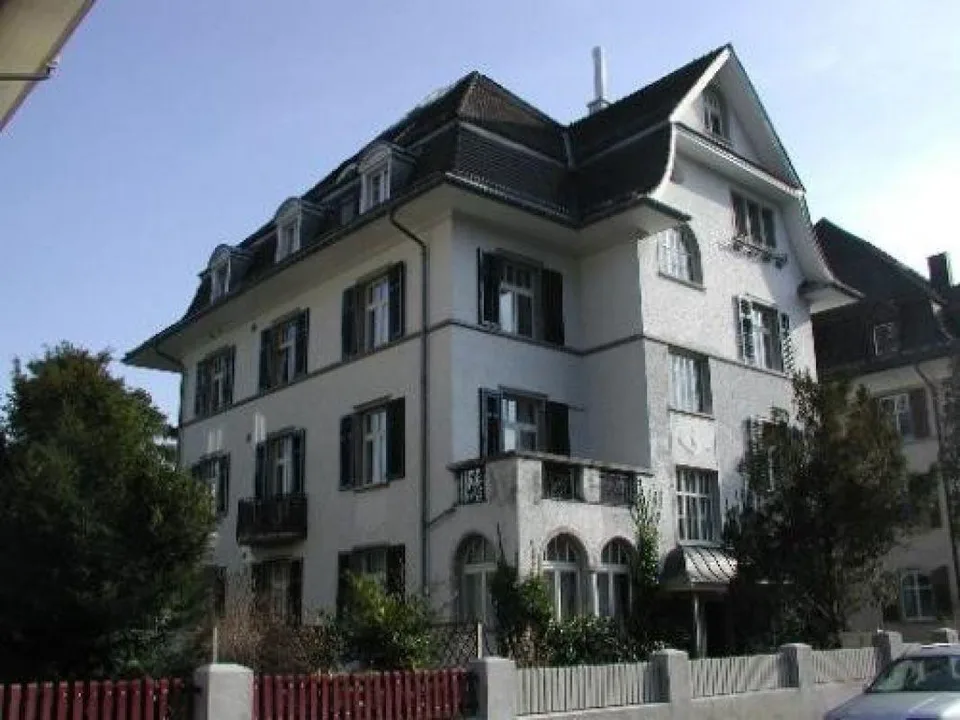 Helle und geräumige 3 1/2 Zimmerwohnung in Jugendstilhaus