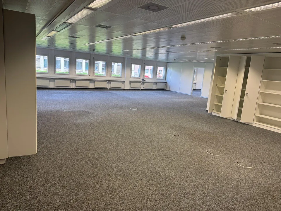 Grosszügiges Büro mit 255 m² und abgeschlossenen Einzelbüros zur Miete