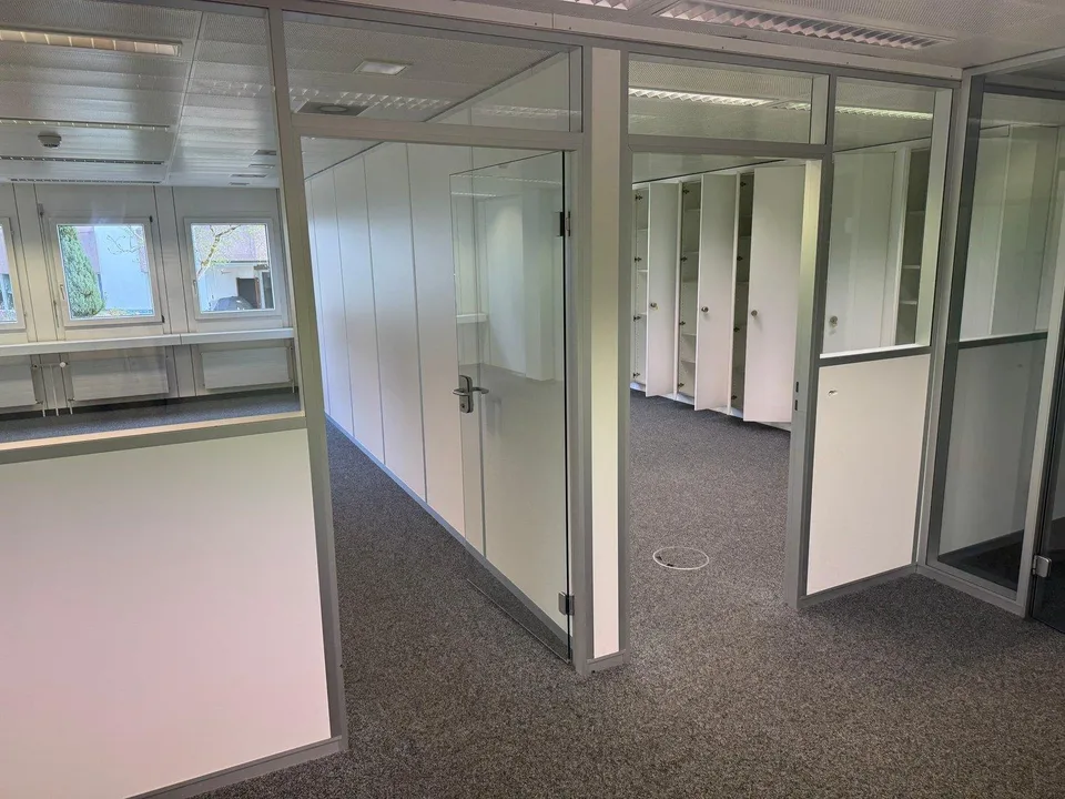 Grosszügiges Büro mit 255 m² und abgeschlossenen Einzelbüros zur Miete – Foto 7 von 10