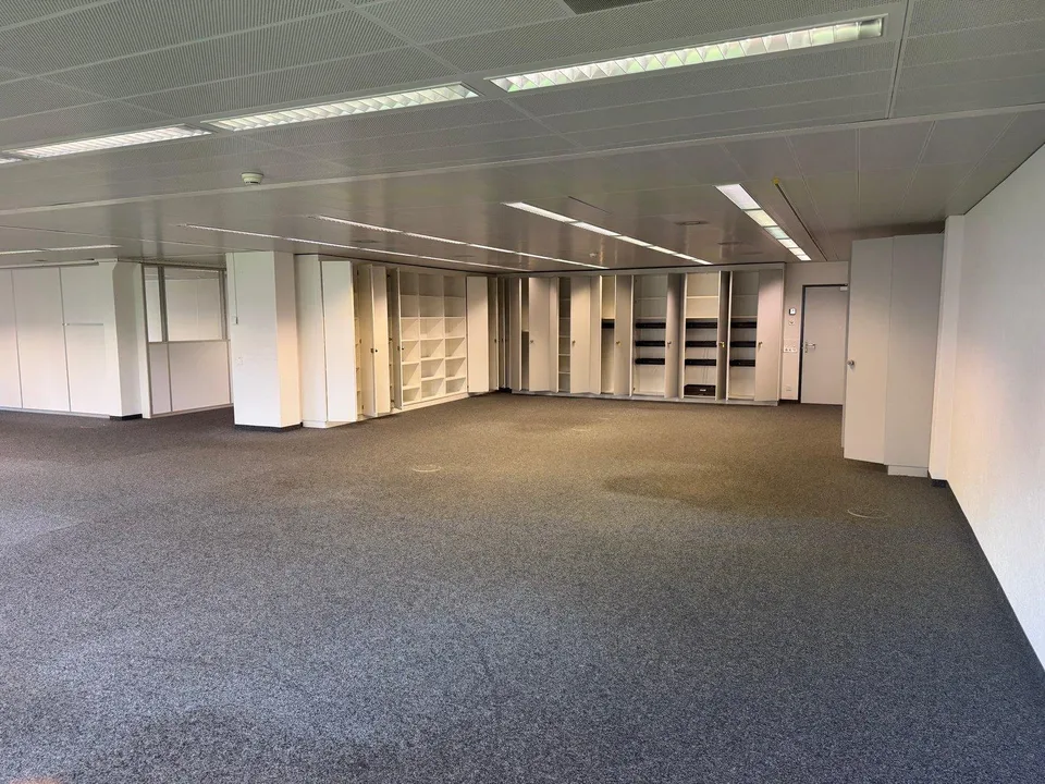 Grosszügiges Büro mit 255 m² und abgeschlossenen Einzelbüros zur Miete