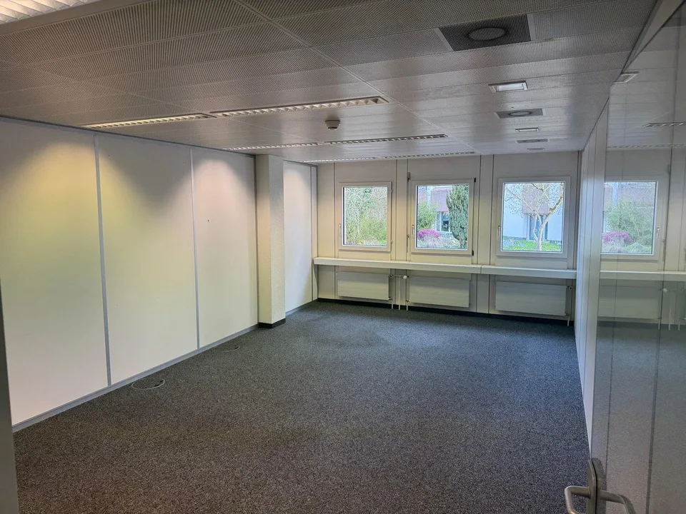Grosszügiges Büro mit 255 m² und abgeschlossenen Einzelbüros zur Miete – Foto 8 von 10