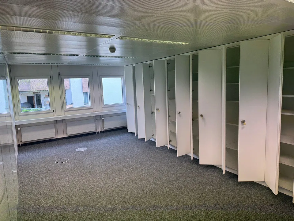 Grosszügiges Büro mit 255 m² und abgeschlossenen Einzelbüros zur Miete – Foto 9 von 10