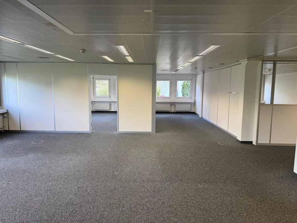 Grosszügiges Büro mit 255 m² und abgeschlossenen Einzelbüros zur Miete