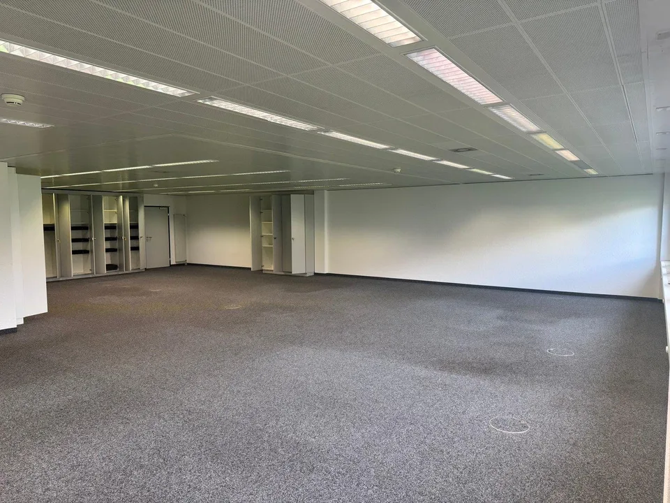 Grosszügiges Büro mit 255 m² und abgeschlossenen Einzelbüros zur Miete