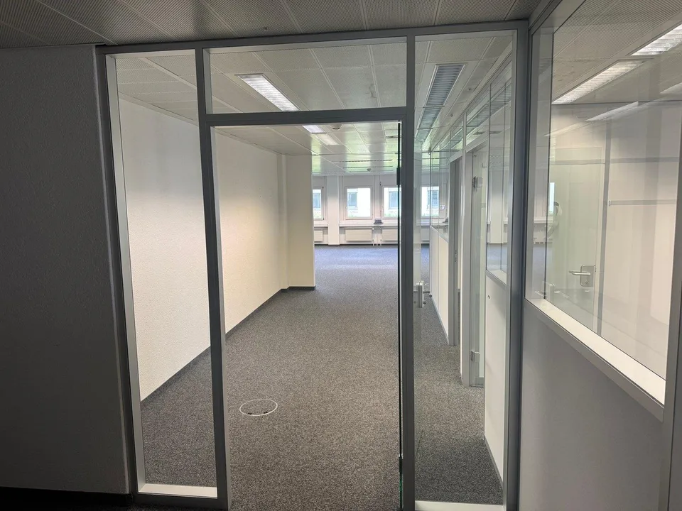 Grosszügiges Büro mit 255 m² und abgeschlossenen Einzelbüros zur Miete – Foto 10 von 10
