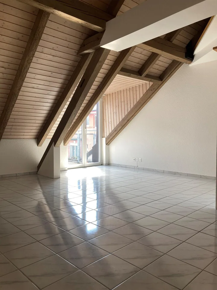 schöne 3.5-Zimmer Dachwohnung an zentraler Lage
