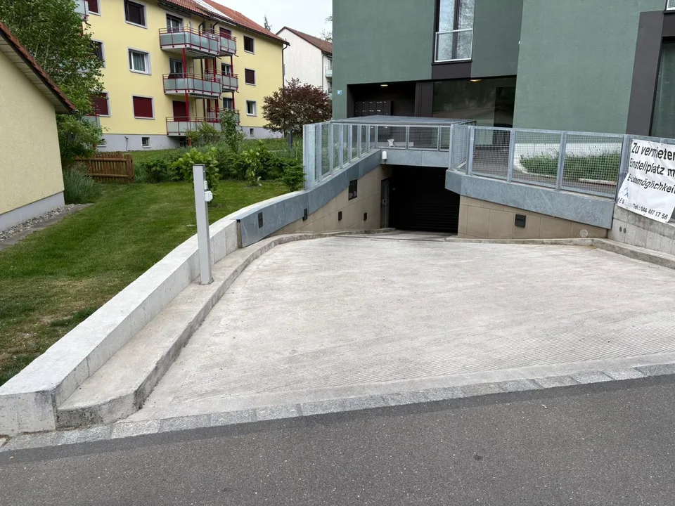 Einstellhallenplatz per sofort in Wollishofen