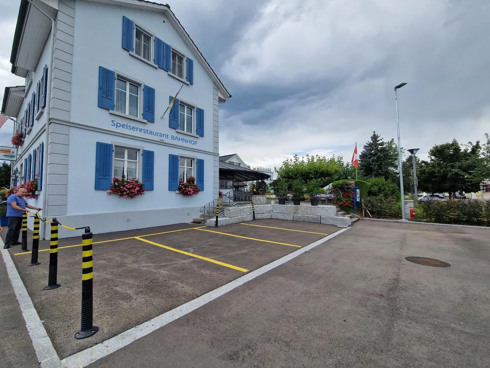 Parkplatz direkt beim Bahnhof in Güttingen
