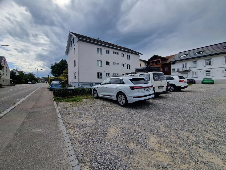 Parkplatz direkt beim Bahnhof in Güttingen