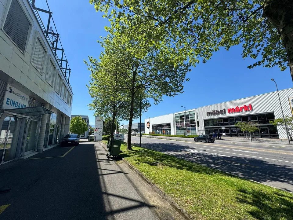 Attraktive Ladenfläche im befahrenen Zentrum von Dierikon direkt an...