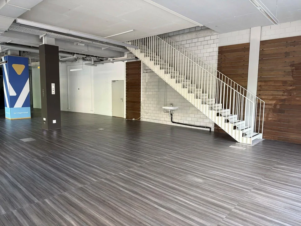 Ausgebaute Büro-/ oder Dienstleistungsfläche – Hauptverkehrsachse (...