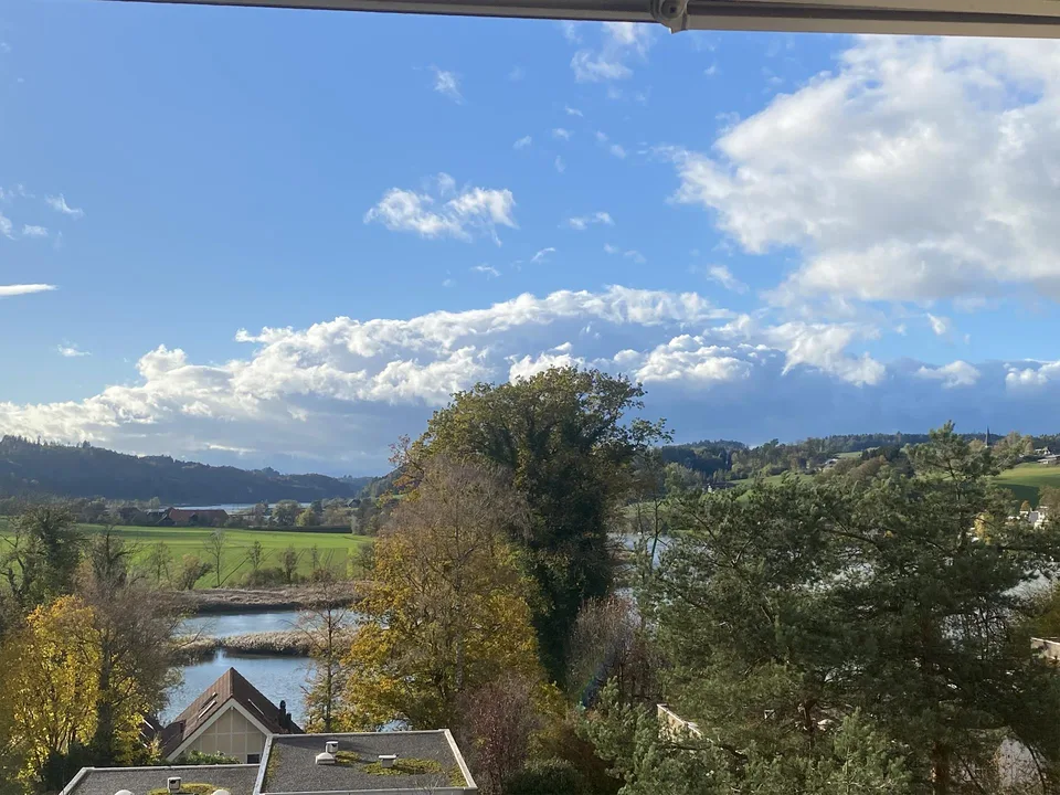 moderne, sonnige 4.5-Zimmer-Wohnung mit Sicht auf den Wohlensee