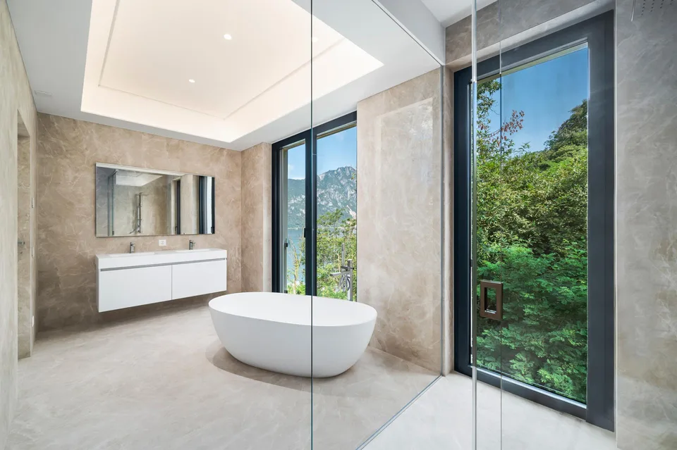 PRESTIGIOSO ATTICO DI DESIGN CON TERRAZZA VISTA LAGO