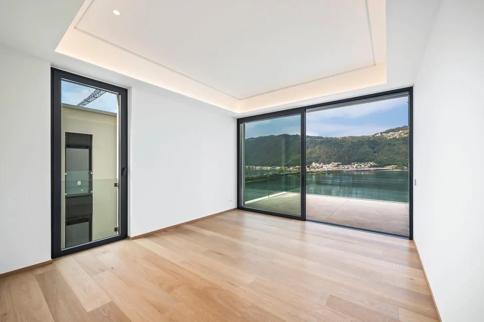 PRESTIGIOSO ATTICO DI DESIGN CON TERRAZZA VISTA LAGO