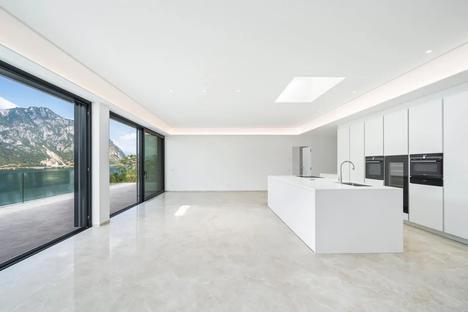 PRESTIGIOSO ATTICO DI DESIGN CON TERRAZZA VISTA LAGO