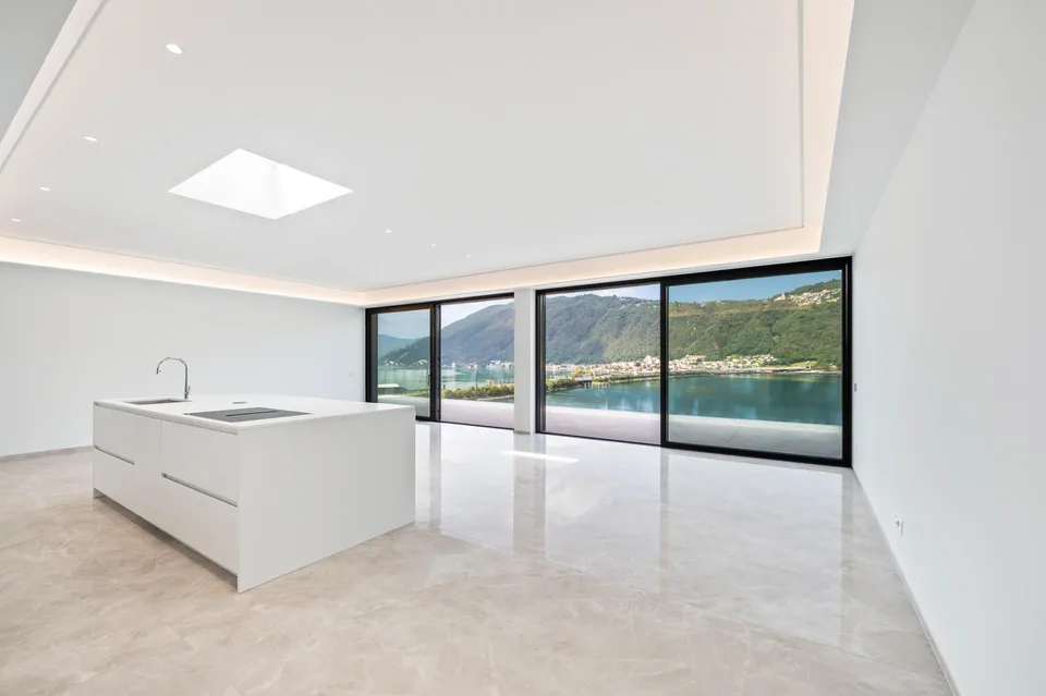 PRESTIGIOSO ATTICO DI DESIGN CON TERRAZZA VISTA LAGO
